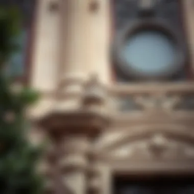 Close-up of the decorative elements found on the façade of قصر الهند المشرف مول