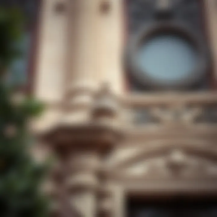 Close-up of the decorative elements found on the façade of قصر الهند المشرف مول